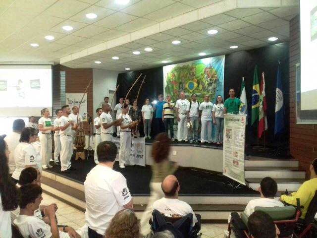 Abertura do evento com apresentação do Hino Nacional com orquestra de berimbaus