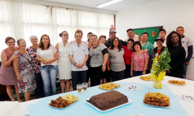 Noivos, familiares, usuários e servidores do CENET posam para foto