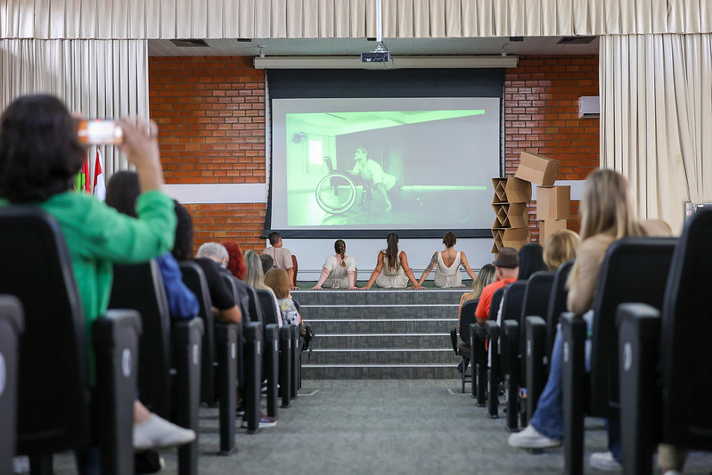 auditório com plateia e palco ao fundo