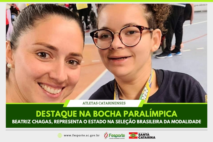 imagem retrato do rosto de duas mulheres vestidas de verde sorrindo para foto, ao fundo quadra de esportes e texto que diz: destaque na bocha paralímpica - fesporte e governo do estado de santa catarina