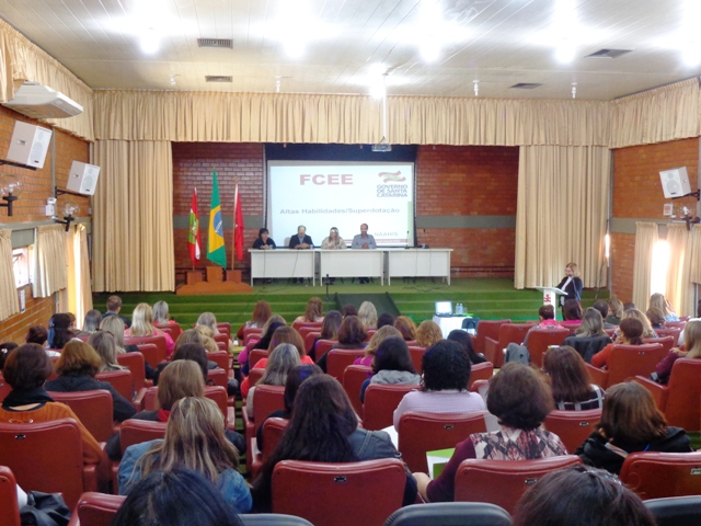 Auditório da FCEE lotado na abertura do Encontro