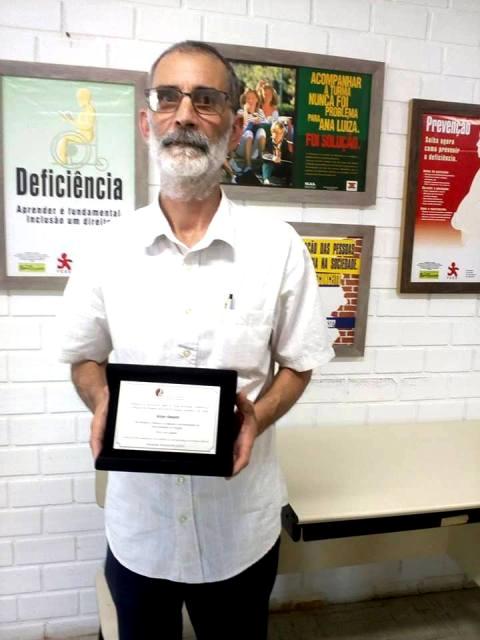 Sérgio Bassetti com a placa em sua homenagem