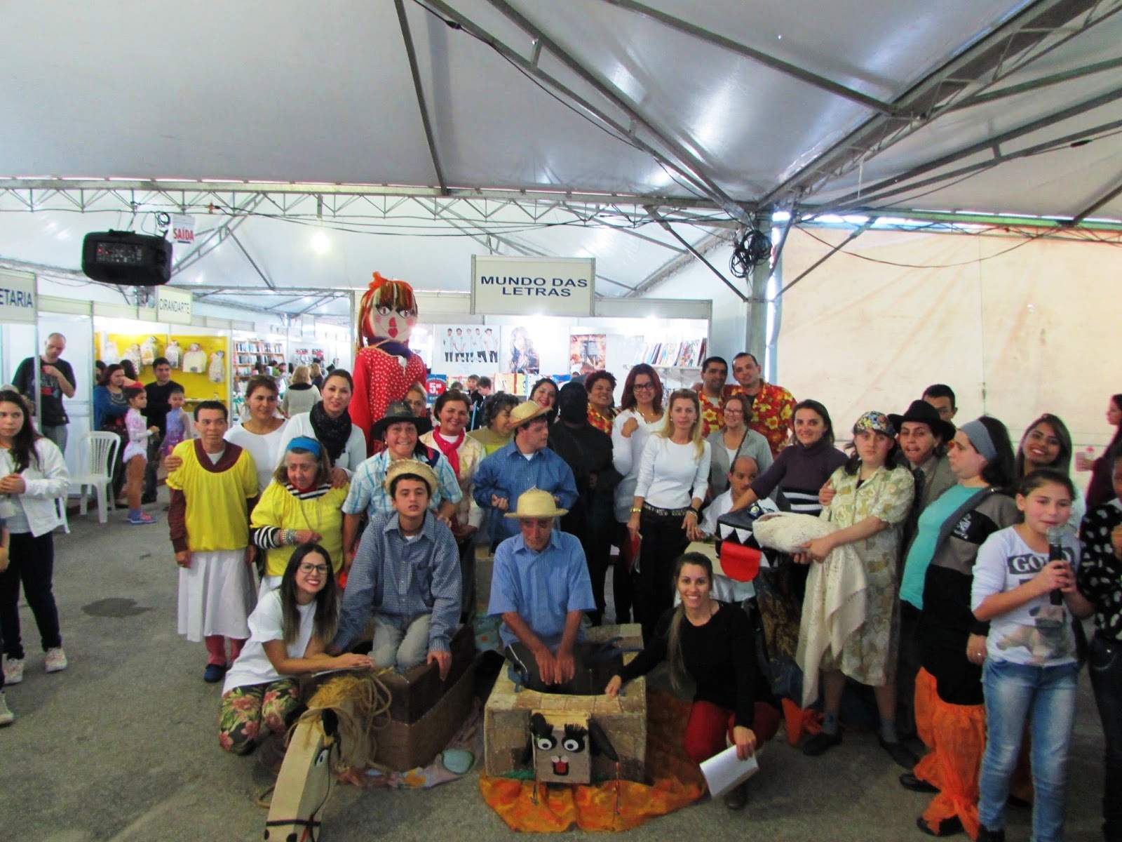 Equipe do CEVI na Feira do Livro