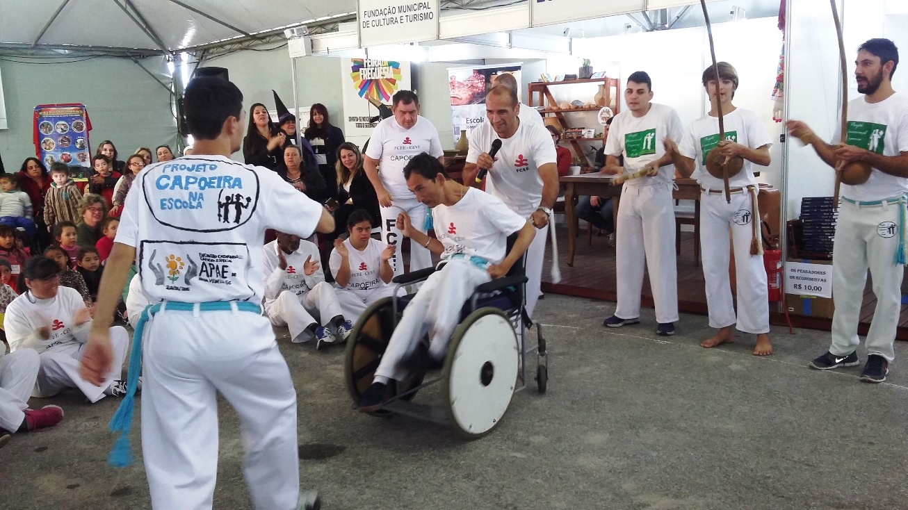 Grupo da capoeira na Feira do Livro