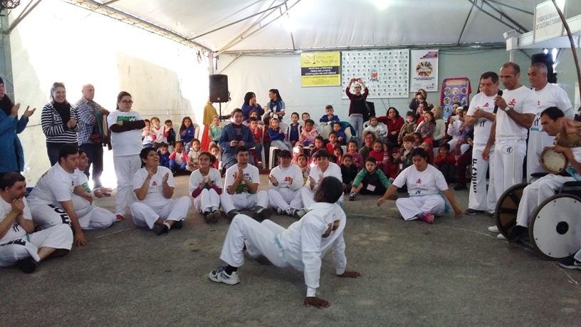 Alunos da Capoeira se apresentando