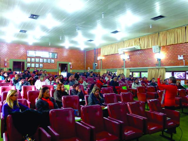 Público no auditório da FCEE