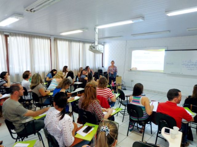 Professora Célia Diva ministra curso para profissionais da FCEE