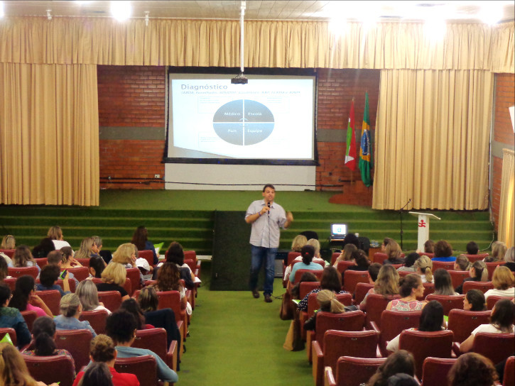 Doutor Clay ministrando o curso sobre a abordagem diagnóstica interdisciplinar em síndrome genéticas e lesões encefálicas na infância