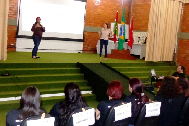 Equipe da Central de Intérpretes da FCEE atuando no Seminário