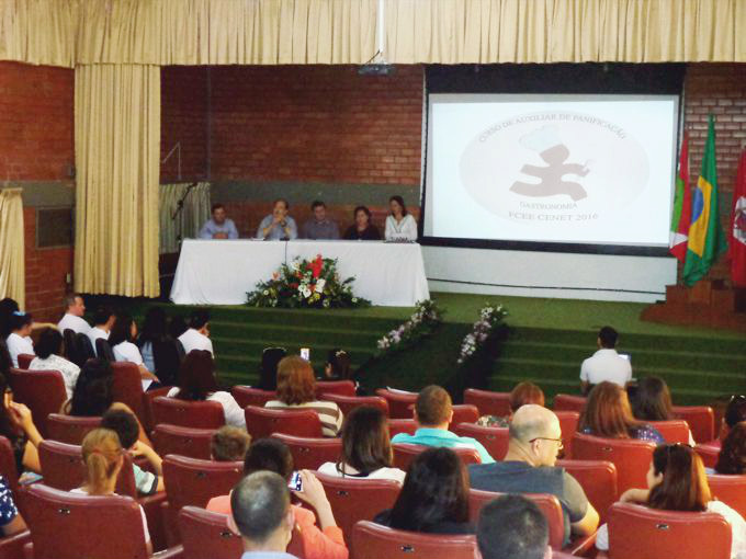 FOTO DO AUDITÓRIO MOSTRANDO A FORMATURA DO CURSO DE AUXILIAR DE PANIFICAÇÃO