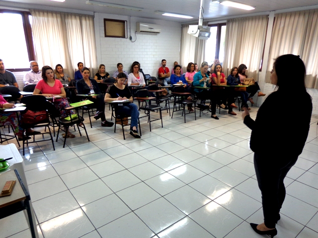 Professora do CENAP ministra curso sobre Educação Inclusiva