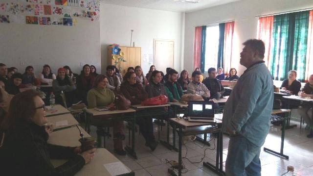 Professor da FCEE durante a capacitação em Xanxerê