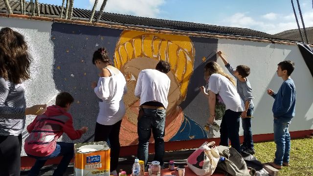 Usuários do NAAH/S e Bruno Barbi pintam mural na FCEE