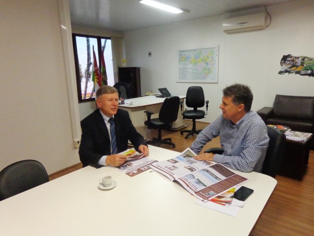 Deputado na reunião com o presidente da FCEE