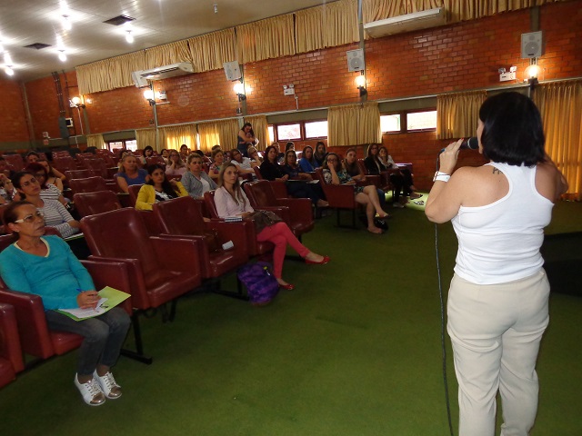 Professora ministra aula na capacitação