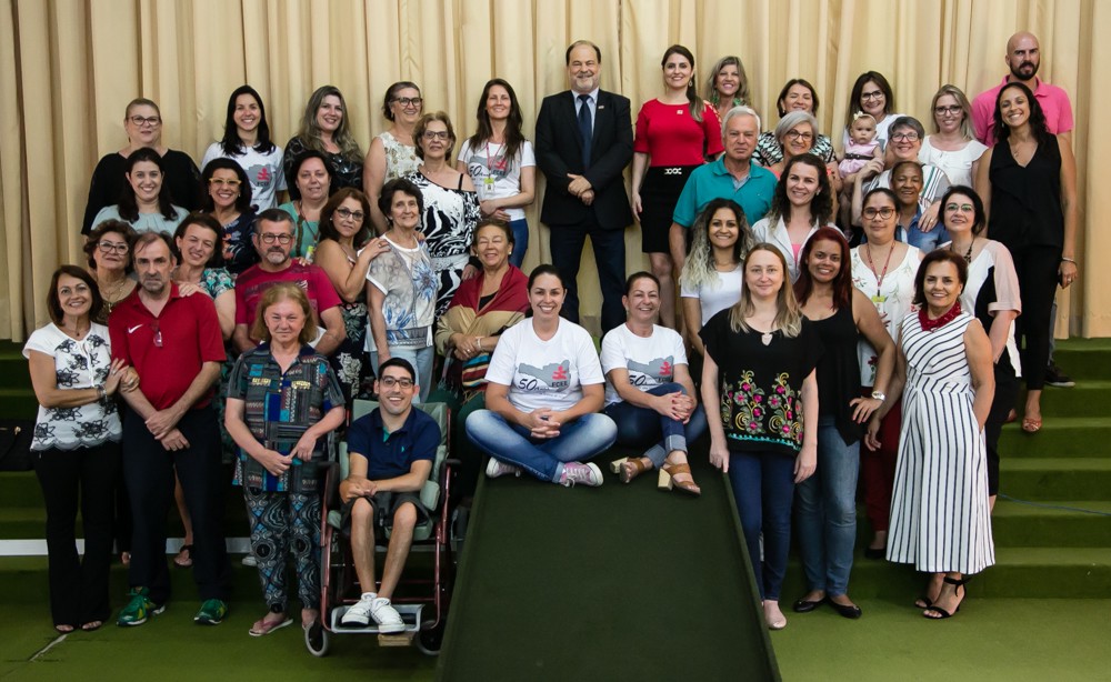 Foto oficial com participantes do Café com Memória