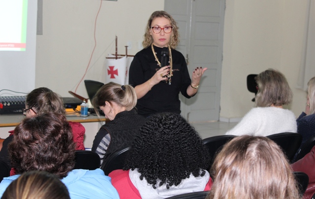 Professora Ana Montedo ministrando capacitação em Ibirama