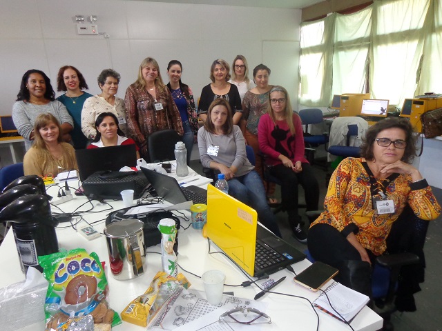 Professora e alunas do curso Braille Fácil na sala de aula