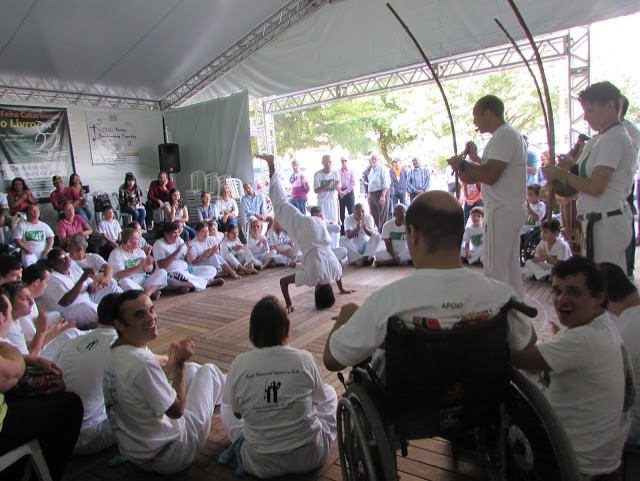 Grupo de capoeira da FCEE na Feira do Livro