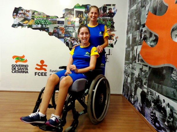 Atleta da FCEE com sua calheira usando uniformes da Seleção Brasileira