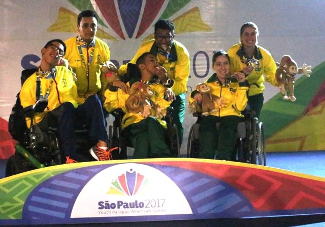 Julia (à direita) e sua calheira recebem suas medalhas ao lado dos outros dois brasileiros medalhistas na competição.