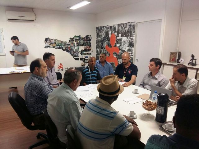 Representantes de associações de deficientes visuais em reunião na FCEE