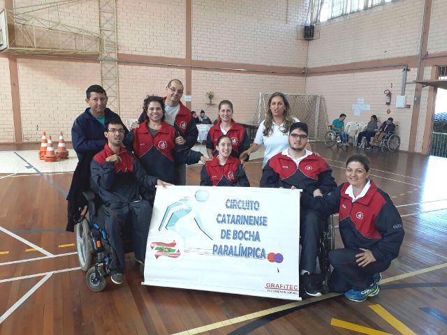 Atletas premiados posam com equipe técnica