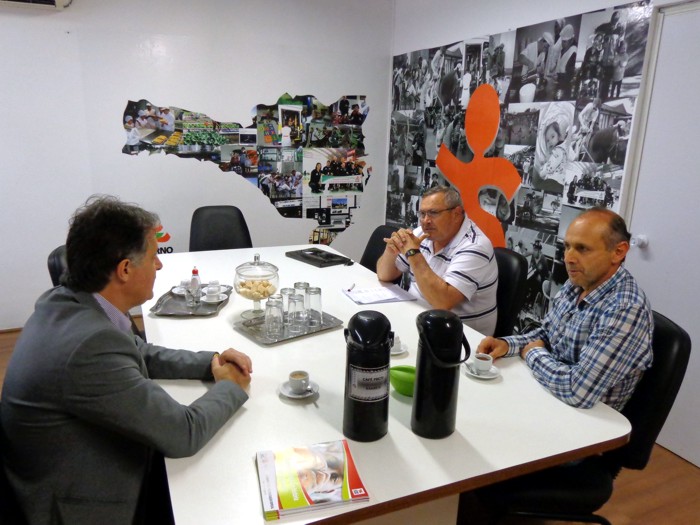 Presidente da APAE de Rodeio reunido com Presidente da FCEE