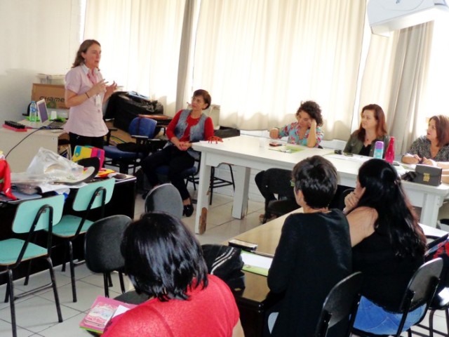 Professora Tamara Casarin na primeira aula do curso