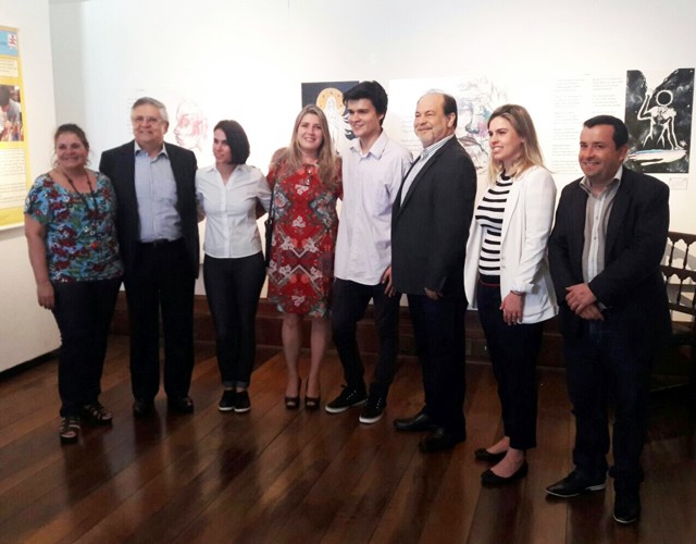 Representantes da FCEE e artistas posam para foto