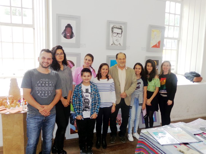 Alunos, professores e autoridades presentes na abertura da exposição