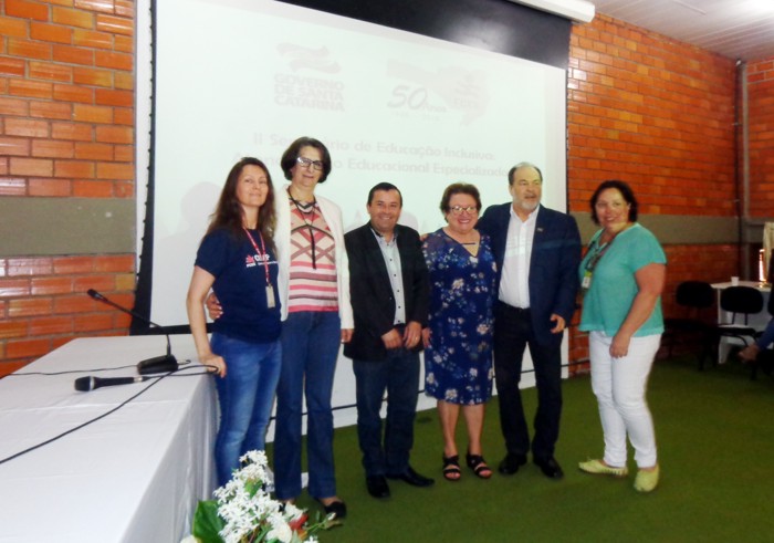 Servidoras aposentadas recebendo homenagem na abertura do Seminário