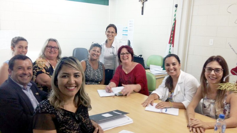 Equipe da FCEE é recebida pela diretora e professores da Escola CAIC de Palhoça