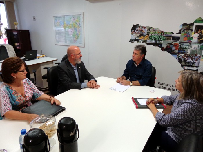 Reitor do Centro Universitário Municipal de São José (USJ) em reunião com o Presidente da FCEE