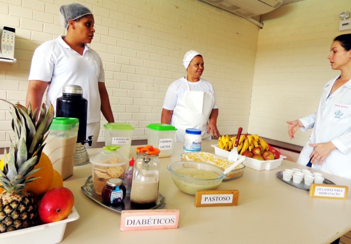 Nutricionista da FCEE orientando cozinheiras do CEVI