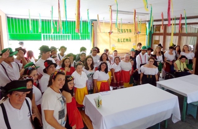 Alunos do CENET vestidos em roupas típicas se preparam para lanche típico alemão