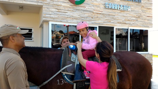 Usuária da FCEE durante exercício com cavalo