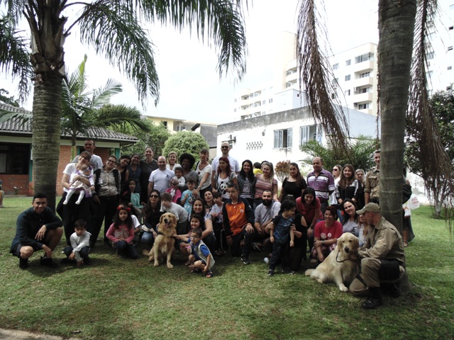 Foto da visita ao canil da PM