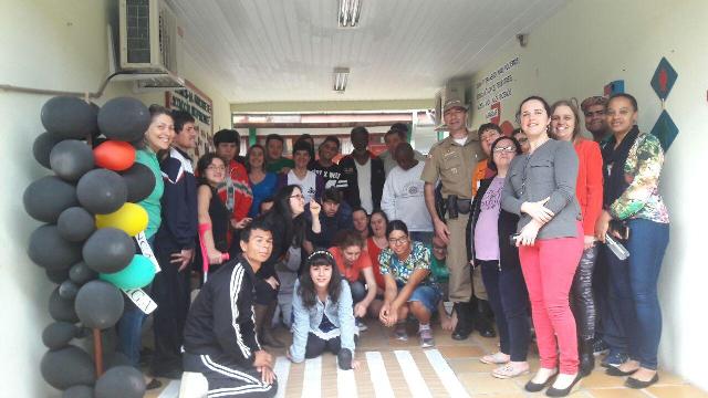 Foto dos usuários do CENET com policiais militares que ministraram curso do PROERD