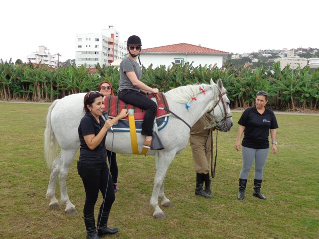 Aula demonstrativa da equoterapia no campo de futebol da Fundação