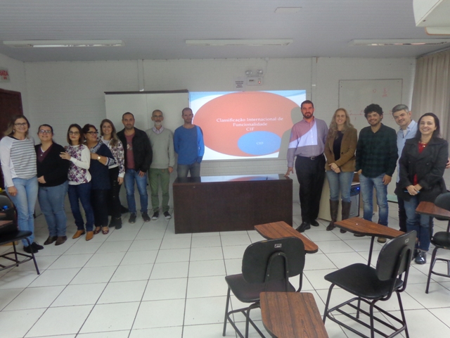 Funcionários da FCEE e professor reunidos para foto