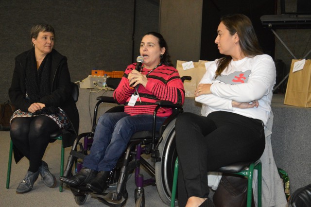 Terapeuta ocupacional da FCEE Taciana Almeida (a direita) participa da Semana de Ciência e Tecnologia do Instituto Federal Catarinense (IFSC)