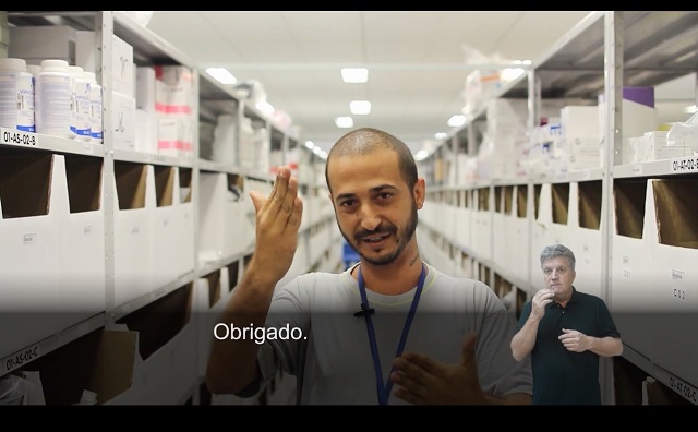 Usuário encaminhado ao mercado de trabalho agradece a FCEE em LIBRAS no vídeo institucional