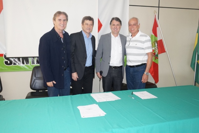 Presidente da Fundação em foto com deputado José Ascari