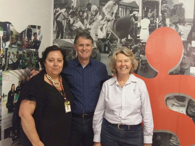 Alice Kuerten com o presidente da FCEE Éliton Verardi e a Integradora de Educação Especial Maria Sumienski