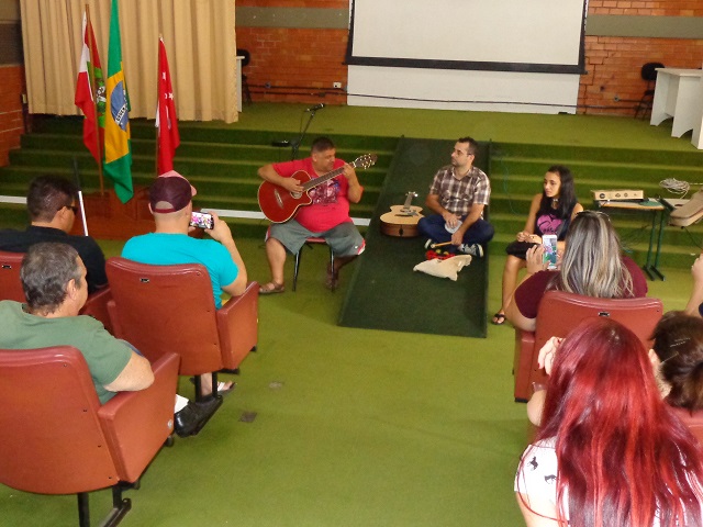 Alunos do curso de Braille em apresentação no Auditório da FCEE