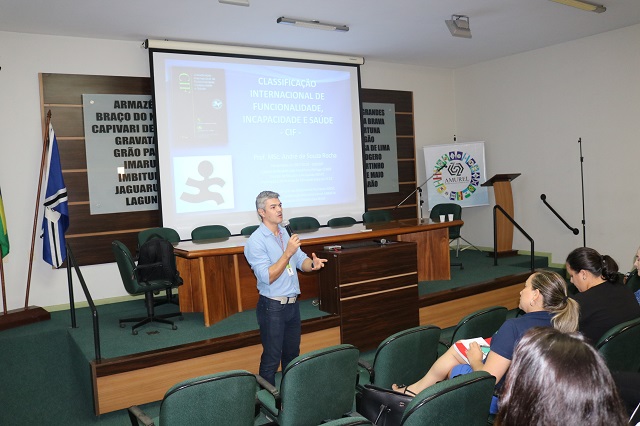 Profissional da FCEE ministra curso sobre CIF em Tubarão