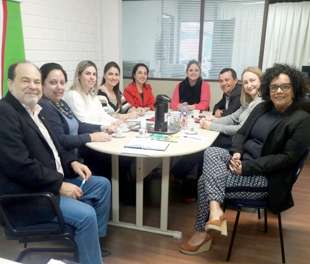 Consultora Maria Elisa Granchi com equipe técnica da FCEE