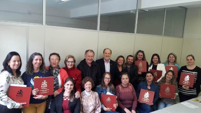 Entrega de livro para representantess da ADR de Itajaí. Presidente da FCEE, professor Pedro de Souza, e equipe gestora marcaram presença.