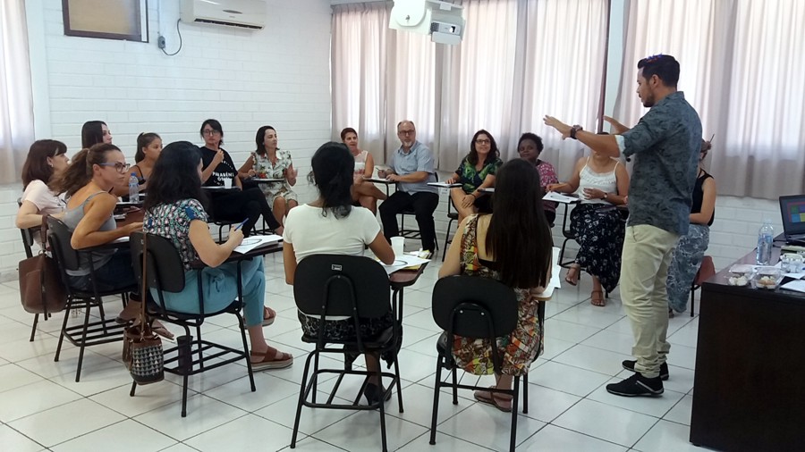 Equipe da GEPES reunida em sala de aula com coach e servidor Claudiomir Barboza